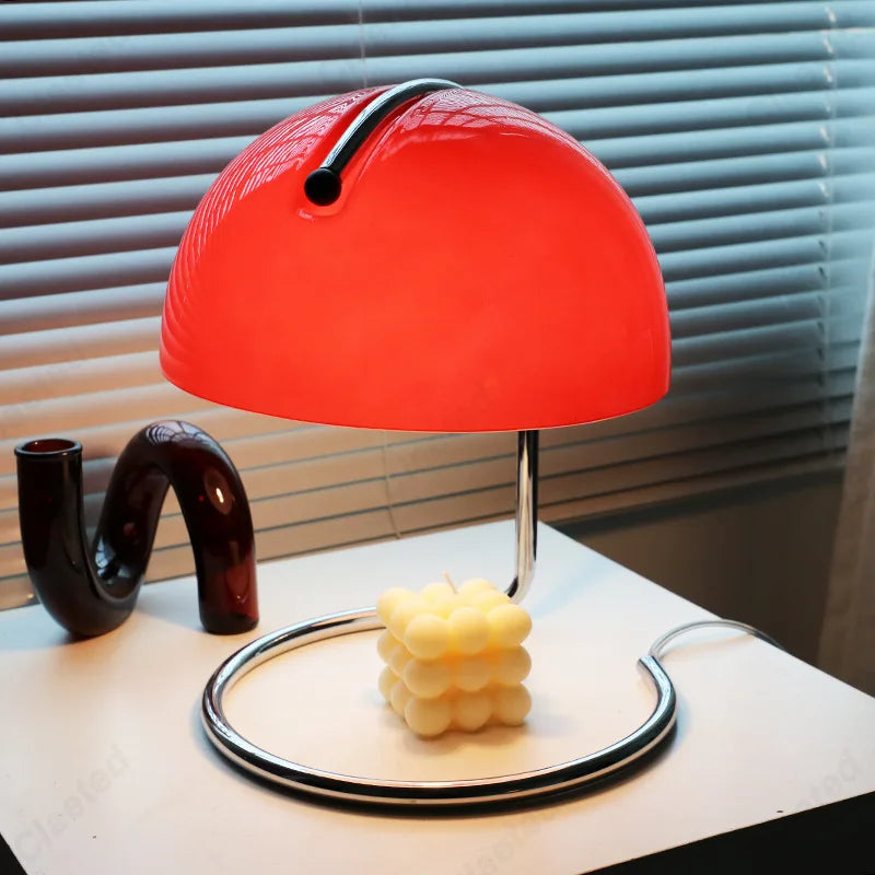 Vue de profil de la lampe de chevet en verre et métal