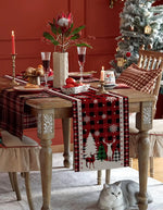 Intérieur douillet de Noël avec table dressée pour un repas, décorations festives, bougie allumée et chat gris sur le sol.