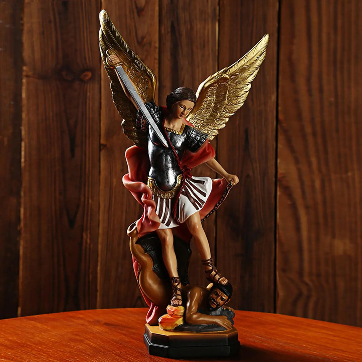 statue saint michel archange terrassant démon or noir rouge texture plumes religieuse