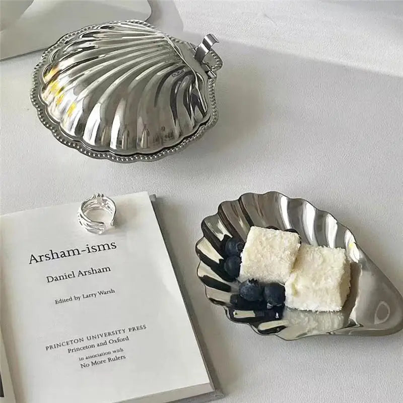 assiette coquillage argenté relief moderne sophistiquée service dessert fromage bijoux décoration table élégante opacité