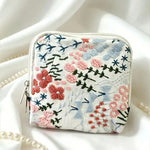 sac rangement bijoux zip fleurs motifs floraux beige doré blanc