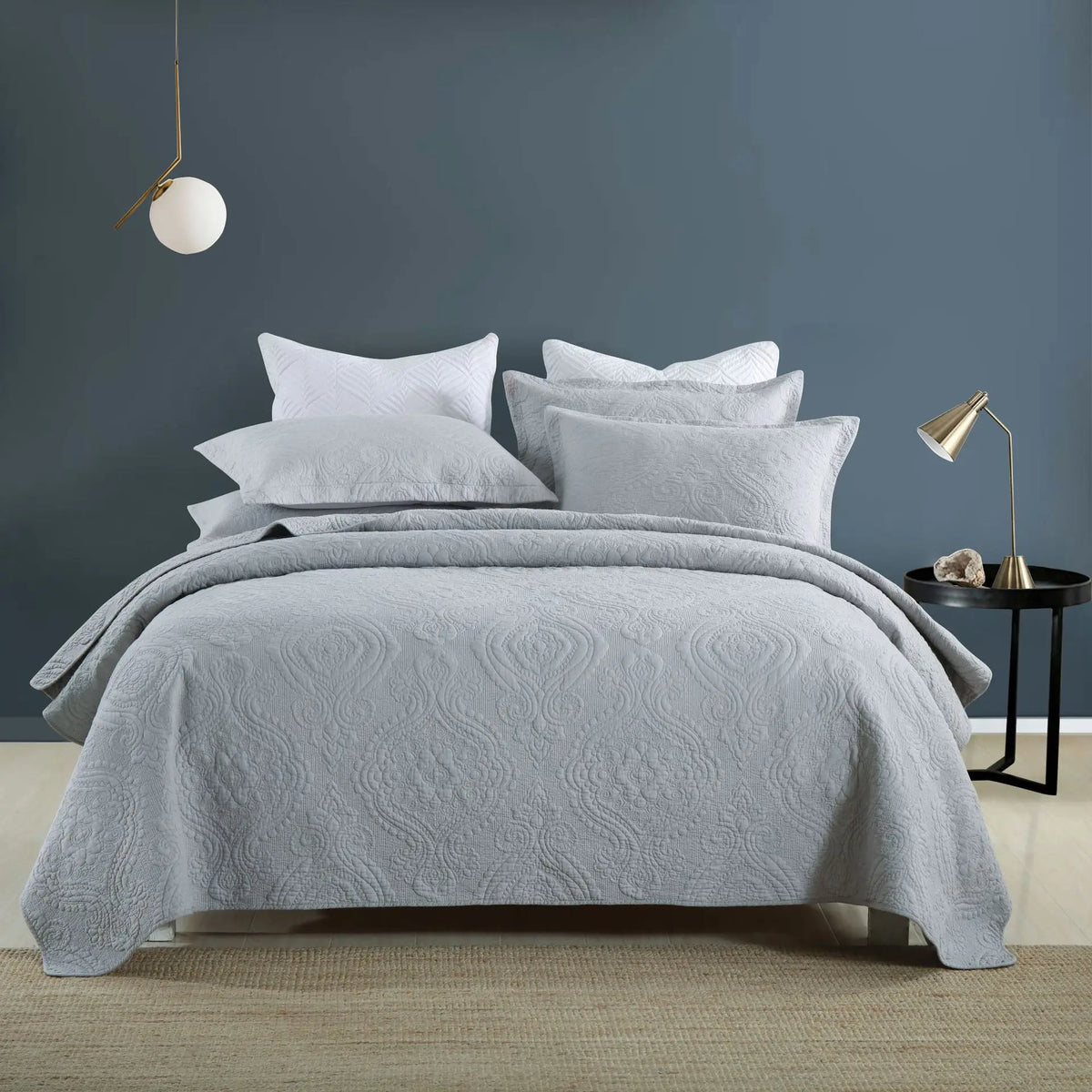 couette coton brodée motif floral blanc oreillers fixés classique ensemble lit