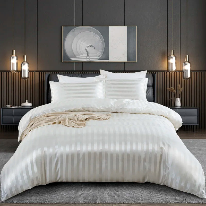 Housse de couette satinée rayée blanc ivoire sur lit