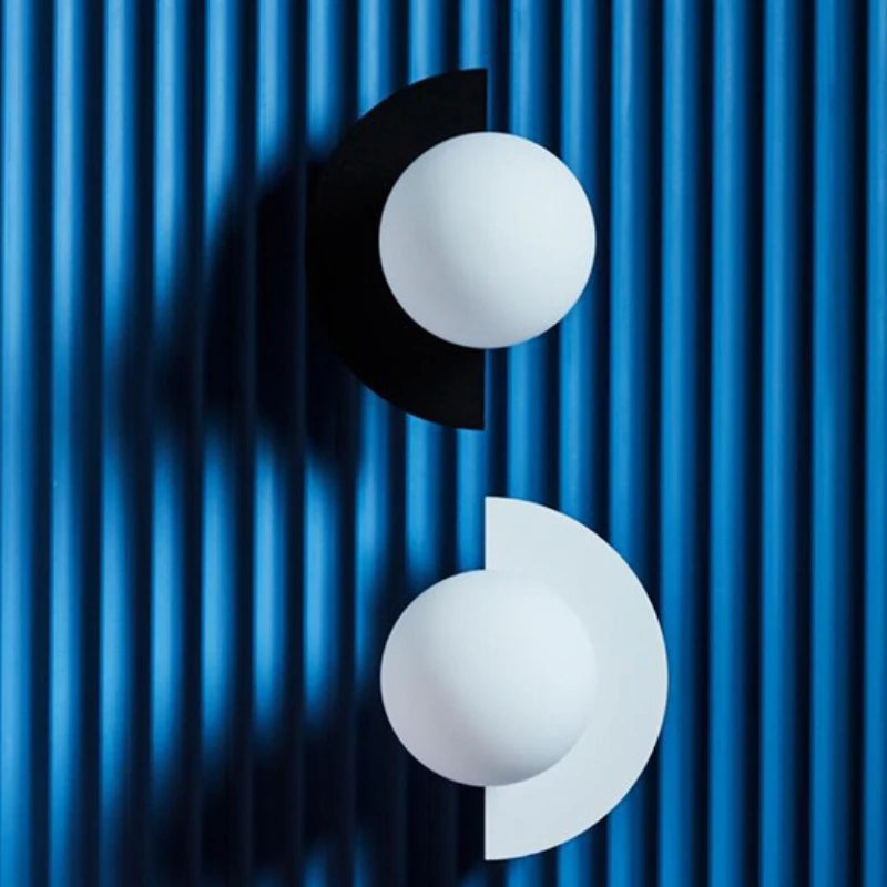 lampes murales modernes blanc rouge noir jaune sphères translucides demi cercles opaques minimaliste