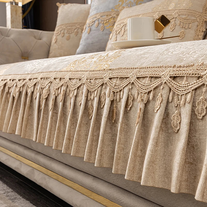 Détail d'un lit avec des coussins ornés de motifs et de franges ornementales, créant une ambiance luxueuse et élégante dans la chambre.