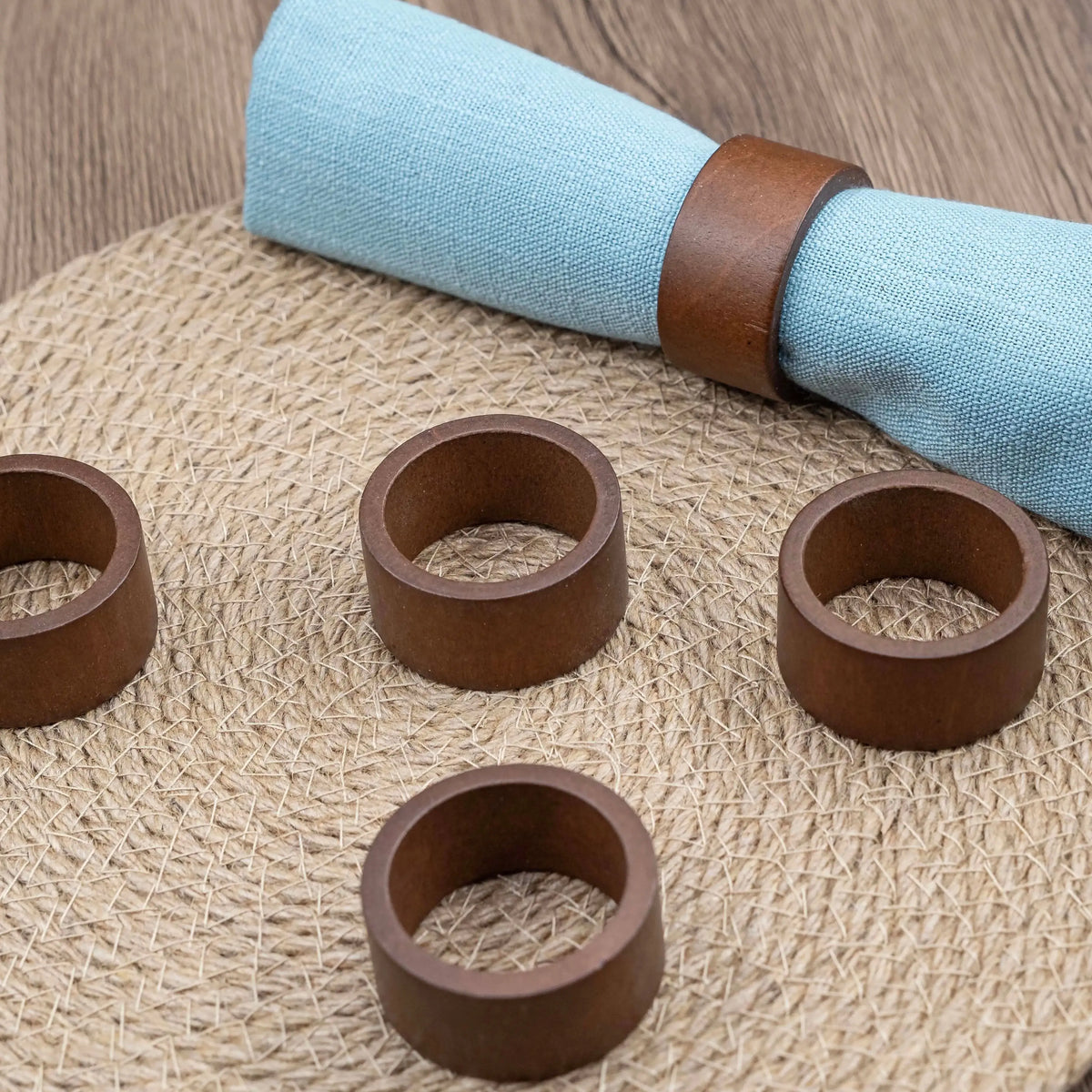 porte serviettes bois rustique serviettes tissu bleu assiettes motifs géométriques couverts argentés fleurs blanches