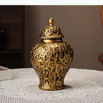pot décoratif doré ornements floraux couvercle classique table arrangement floral moderne