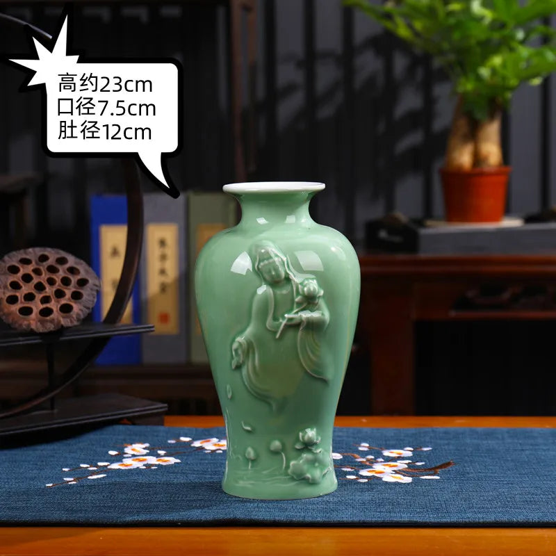 Vase en céramique verte décoré d'une figurine de femme.