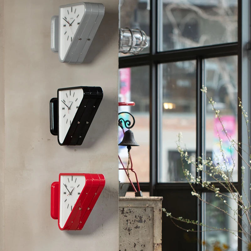 horloge murale vintage rouge noir argentée décoration salon rétro fixations visibles cadrans rectangles noirsOpaque