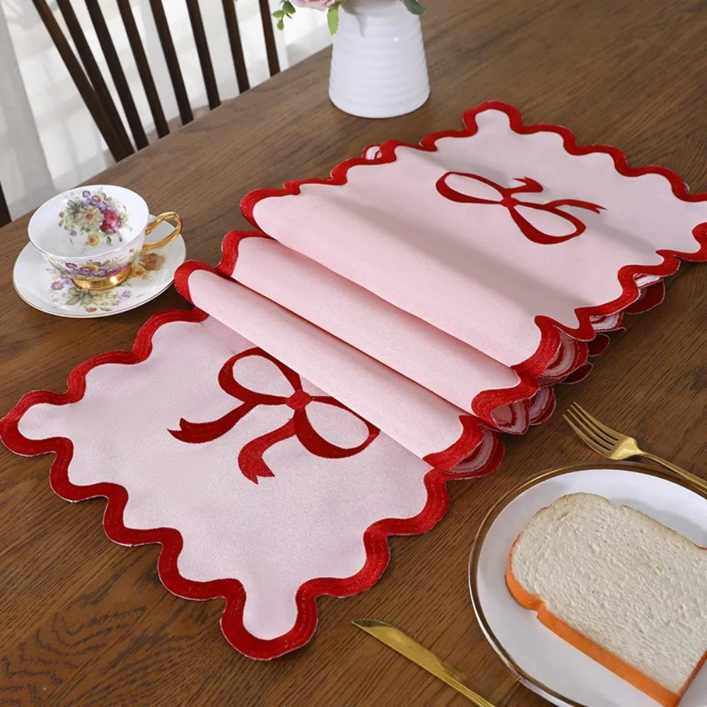 table chemin blanc rouge ruban brodé bordure dentelée classique mariage fête mères saint valentin