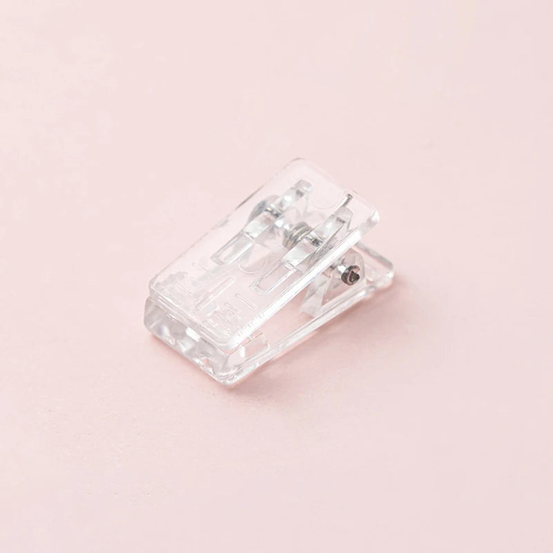clips plastique transparent rose adhésifs muraux suspendus boîte compartiments protracteur règle feuilles
