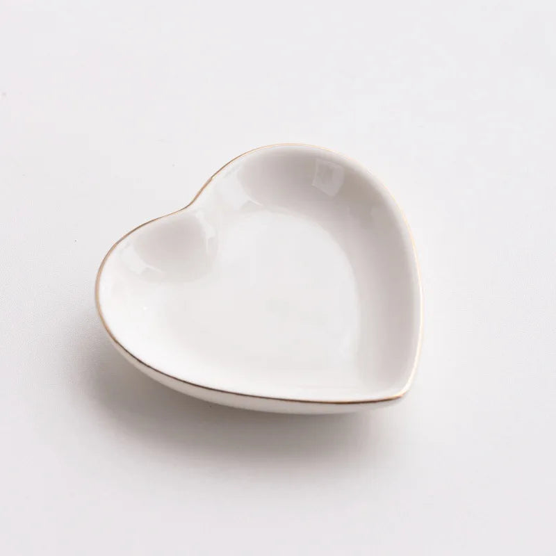 assiettes bijoux blanc or fleurs dessinées texte classique rond coeur carré dentelle