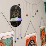étagère murale noire dorée ornementations astrologiques pendeloques semi précieuses artisanal