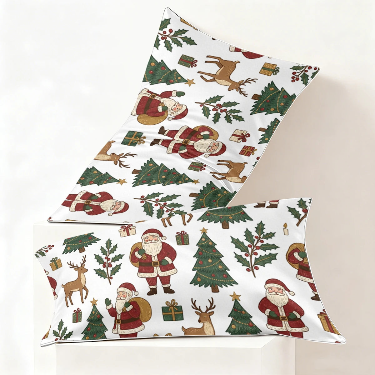 taies d'oreiller noël imprimées couleurs chaudes santas cerfs arbres décoration traditionnelle chambre lit blanc