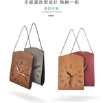 horloge murale marron clair rouge foncé gris imitation cuir chiffres romains vintage rustique minimaliste