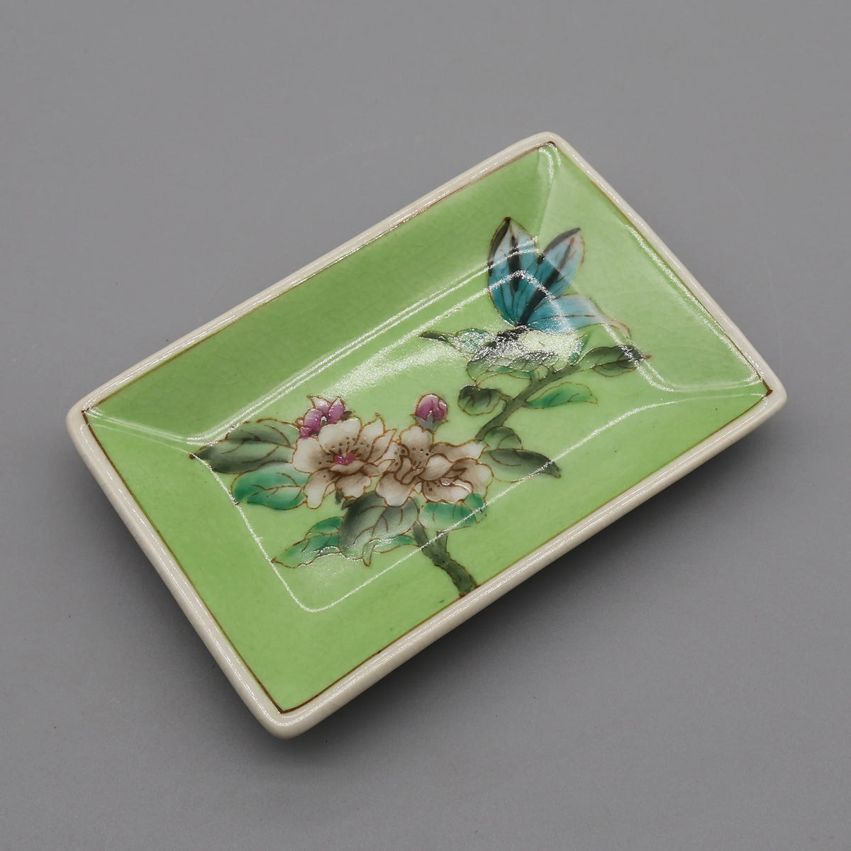 assiettes décoratives artisanales fleurs oiseaux motifs floraux couleurs vertes blanches opaques