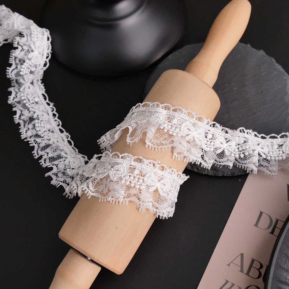 ruban dentelle fine blanc noir franges mariage décoration classique artisanal plisséstituição