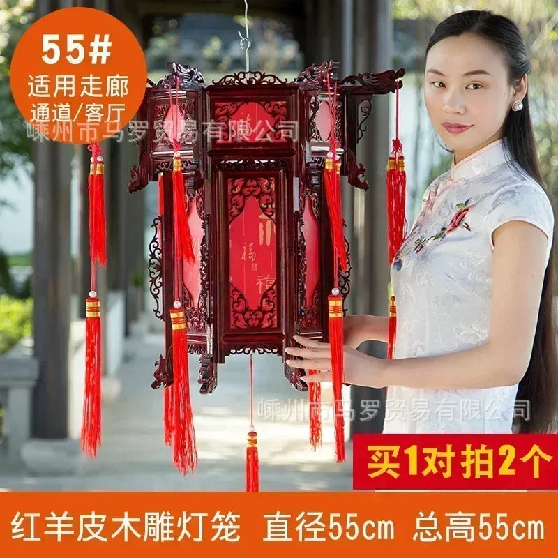 lanterne traditionnelle chinoise bois sculpté rouge décorative pompon fête mariage jardin