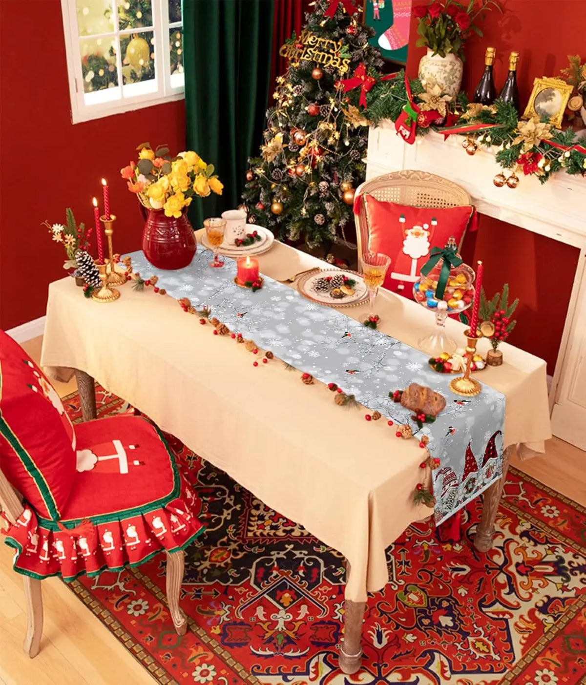 La pièce est joliment décorée pour Noël, avec un bel arbre décoré, une table festive avec une nappe beige, des bougeoirs rouges, des fleurs jaunes et de l'argenterie, le tout sur un tapis aux motifs floraux.