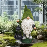 statue gnome decoratif jardin resine vert blanc marron lanterne hache texture mousse rustiqueextérieur
