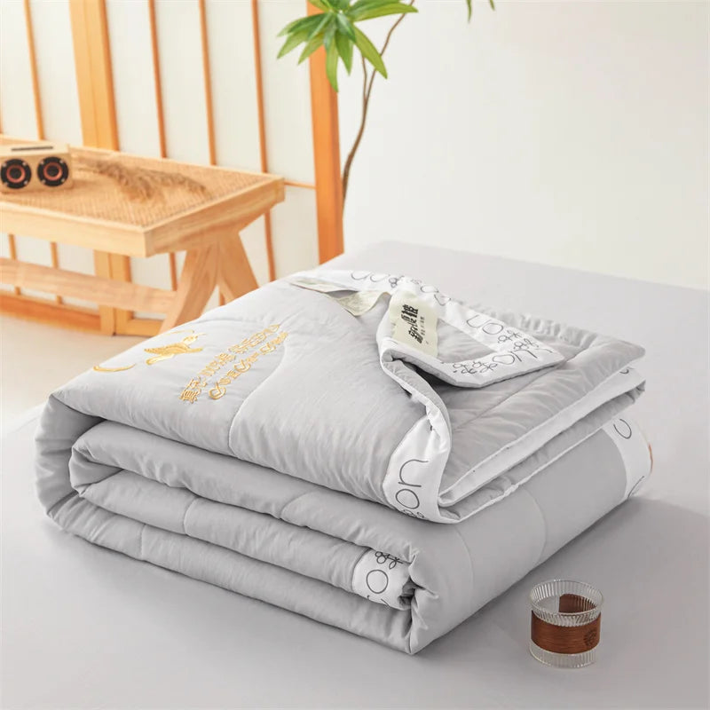 couvre lit moderne gris clair broderie dorée coton doux matelassé chambre grande taille