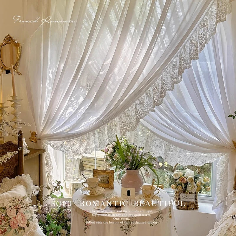 rideau blanc dentelle florale translucide romantique fenêtre française anneaux dorés chambre moderne