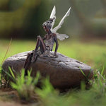statue fée assise bronze gris vert texture rugueuse ailes ajourées fantastique decoratif jardinextérieur résistante