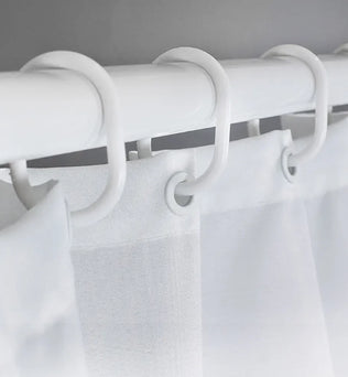 Tringle à rideau blanche avec crochets, idéale pour une fixation robuste et élégante de vos rideaux. Design moderne et discret s'adaptant à tous les types de décoration intérieure. Optimisez l'aménagement de votre espace avec ce système de suspension pratique et esthétique.
