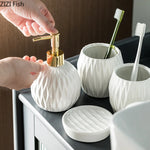 ensemble bain moderne or noir blanc distributeur savon tasse plateau élégant