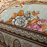 Motif floral délicat avec des roses blanches et des feuilles colorées sur un fond de couleur vert d'eau, entouré d'un motif ornemental complexe.
