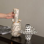 vase céramique moderne blanc noir orange motifs abstraits points bibliothèque décoration