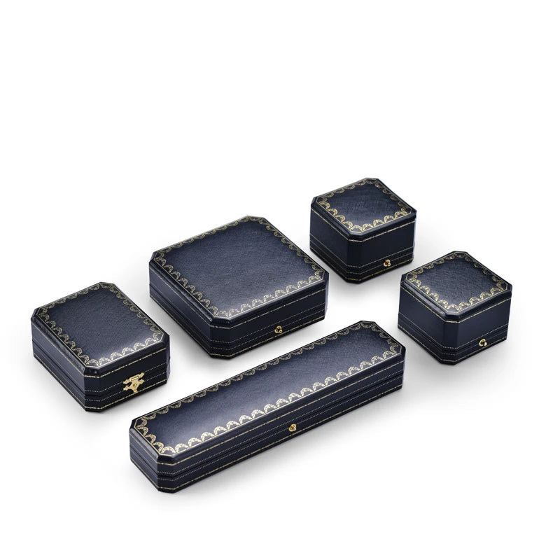 Boîte à bijoux octogonale vintage en cuir PU bleu royal fermée sur une table de nuit élégante