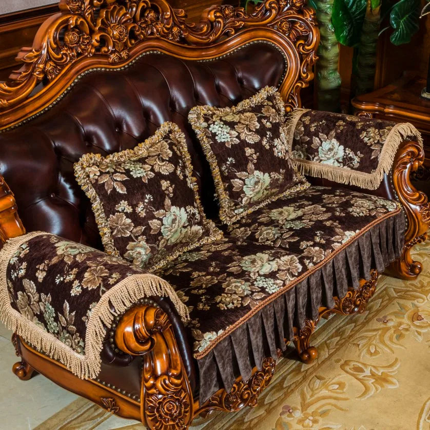 Ce canapé en bois sculpté avec des coussins de velours fleuri évoque l'élégance et le raffinement d'un mobilier d'époque.