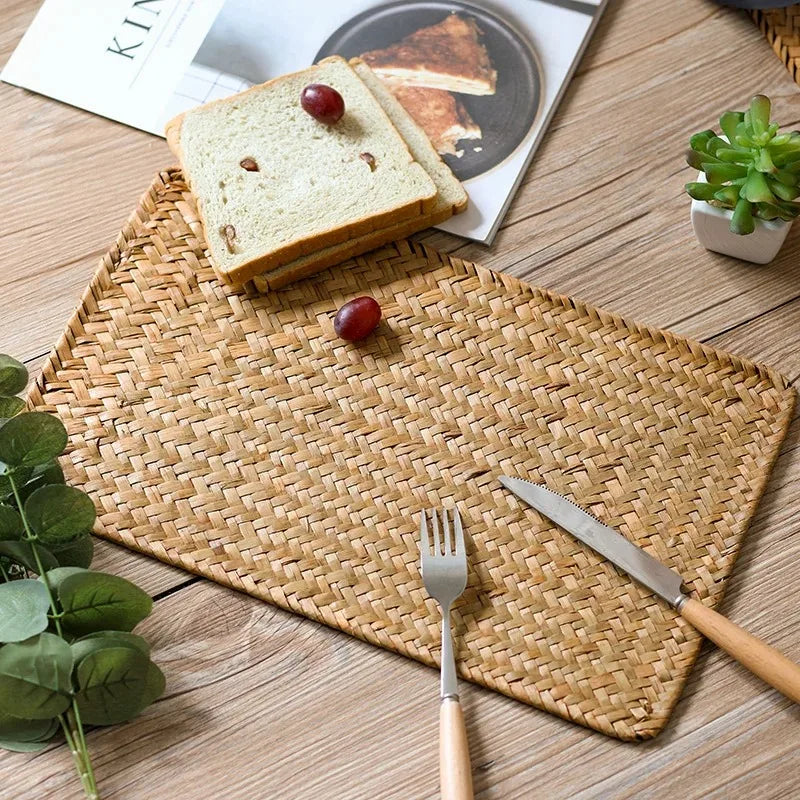 tapis table tissé motifs réguliers beige rustique naturel fourchette couteau assiette verre fruits plante
