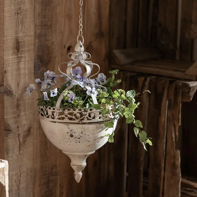 paniers suspendus métal vieilli décoration ajourée fleurs balcon cour decoration vintage shabby chic