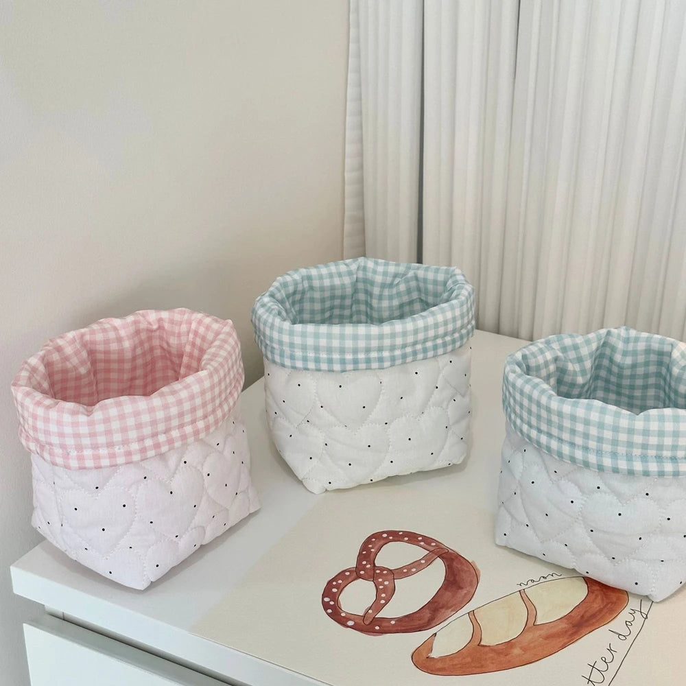panier rangement tissu vichy points blanc rose bleu clair texturé organisation décoration minimaliste