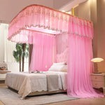 Cette chambre à coucher est ornée d'un magnifique baldaquin rose pastel avec des dentelles et des franges dorées, créant une atmosphère romantique et féminine.