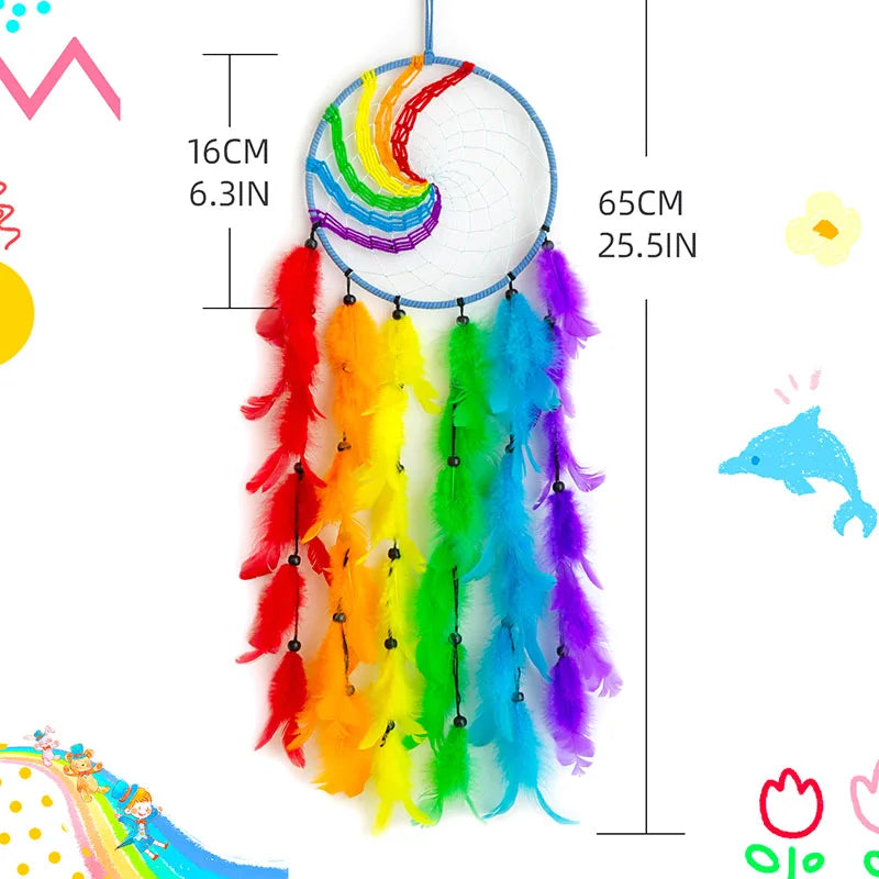 Magnifique capteur de rêves arc-en-ciel aux nuances colorées éclatantes, avec des plumes multicolores suspendues à un anneau décoratif.