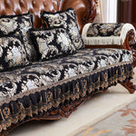 Ce canapé et ces coussins décoratifs ornés de motifs floraux noirs et beiges apportent une touche luxueuse et élégante à l'intérieur.