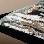 Coussin décoratif avec un motif abstrait et géométrique de tons de bleu, de vert et de blanc.