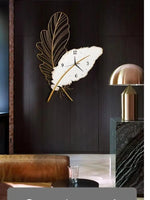 horloge murale moderne blanc doré plume stylisée sans LED fixation sans éléments visible