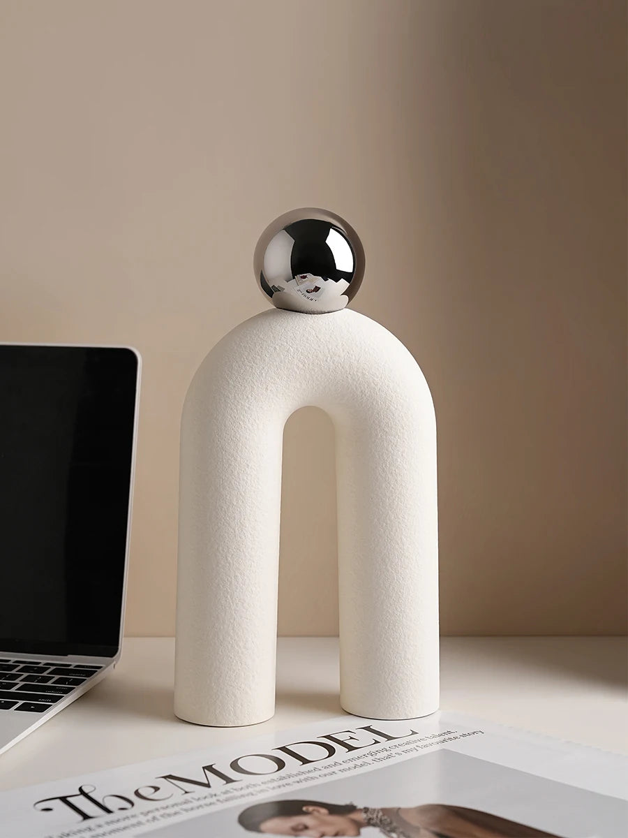 Sculpture décorative moderne blanc argenté texture granuleuse sphère posée minimaliste