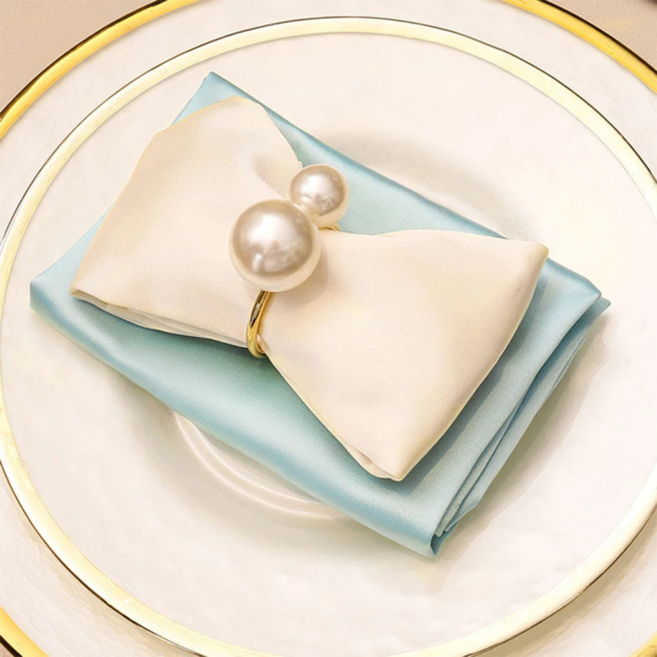 broches classiques dorées strass bracelet classique soie blanche anniversaire mariage décoration table