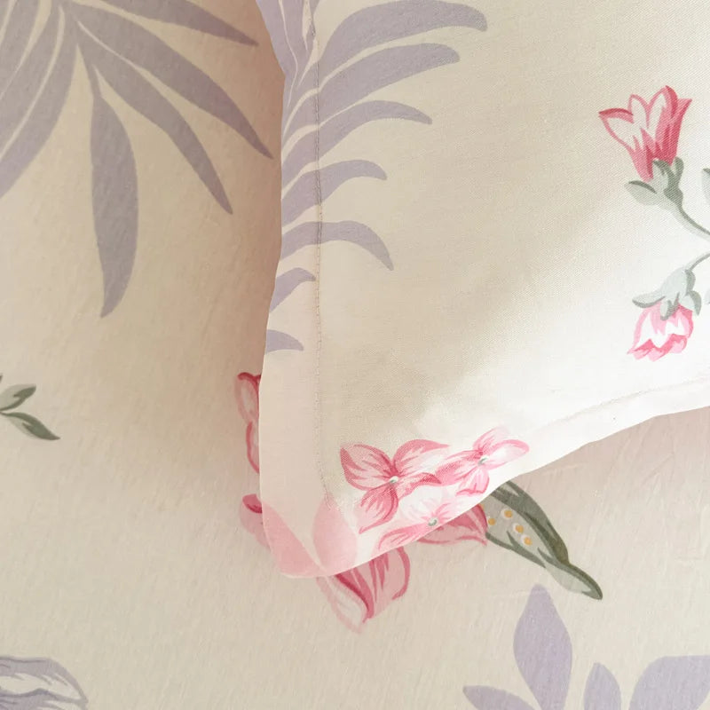 Une impression florale élégante avec des fleurs et des feuilles stylisées dans des nuances de rose et de gris sur un fond clair.