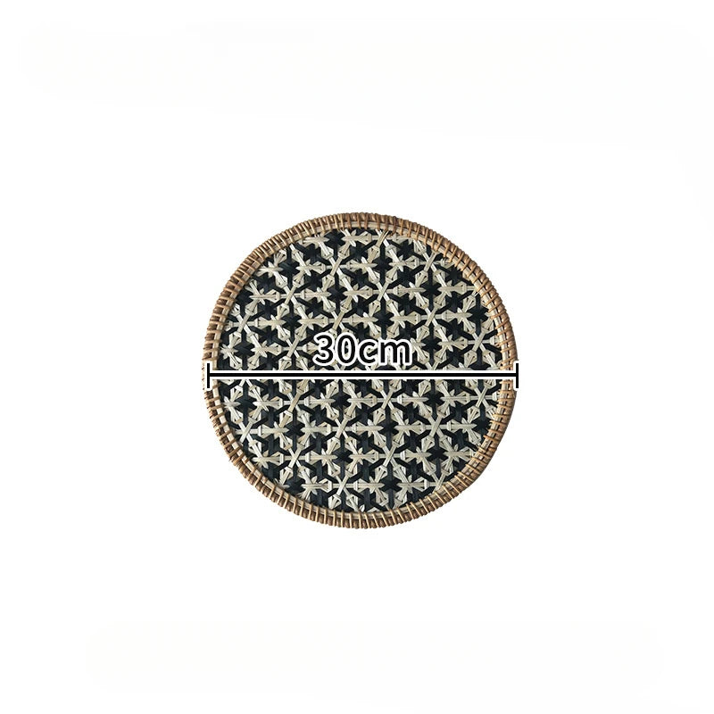 assiette rotin tressée artisanale motif géométrique coloré décoration table naturelle traditionnel