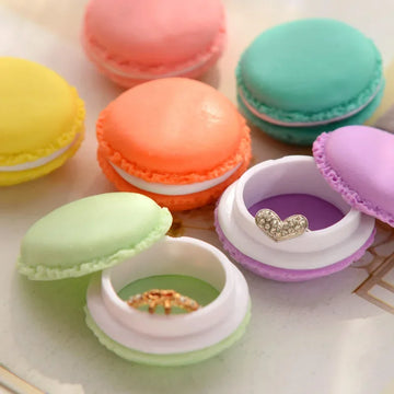boîtes bijoux forme macaron rose jaune vert bleu boucles oreilles bague créatif rétro