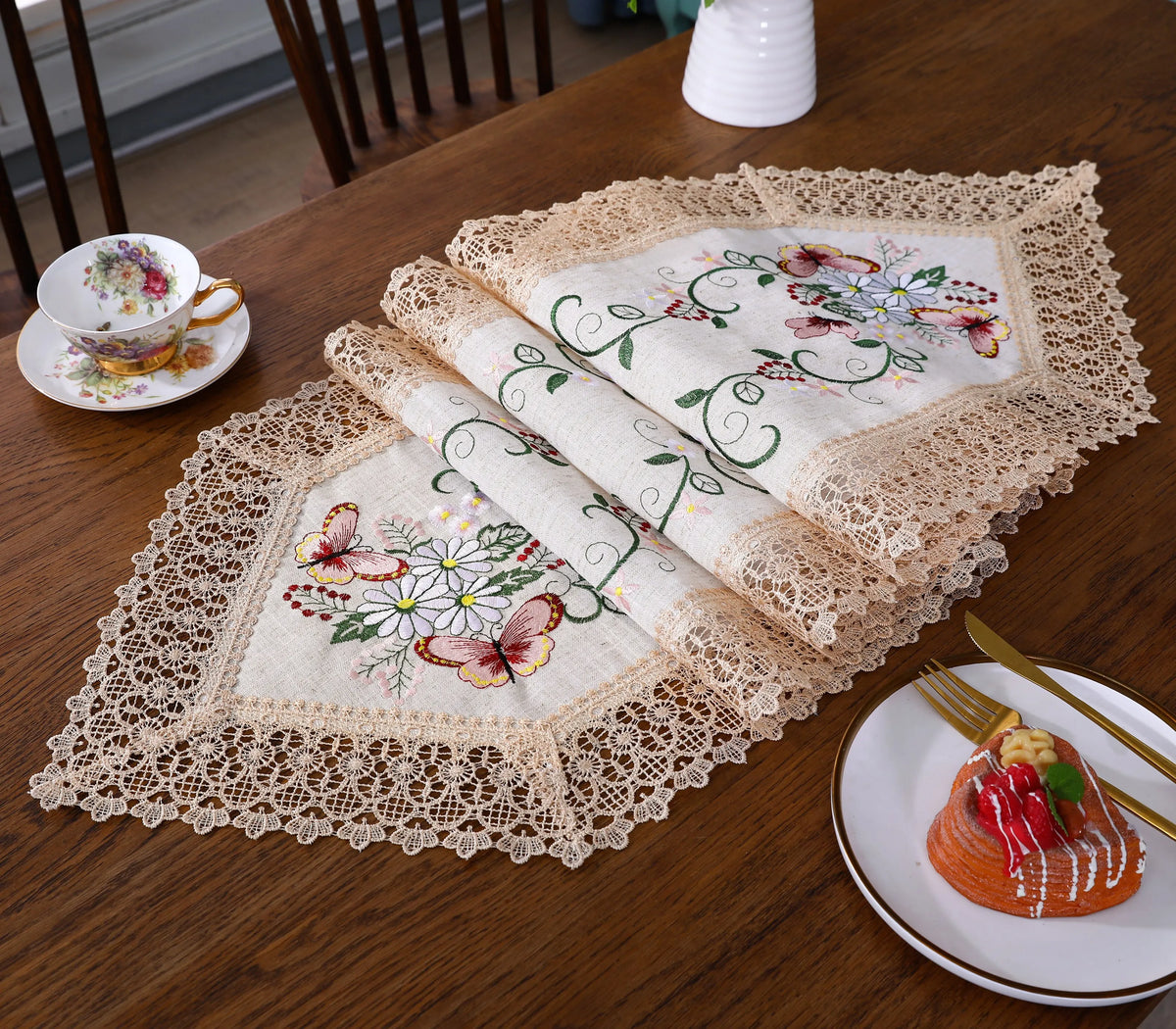 nappe brodée papillons motifs floraux bordure dentelle semi transparente blanc crème verte rouge automne