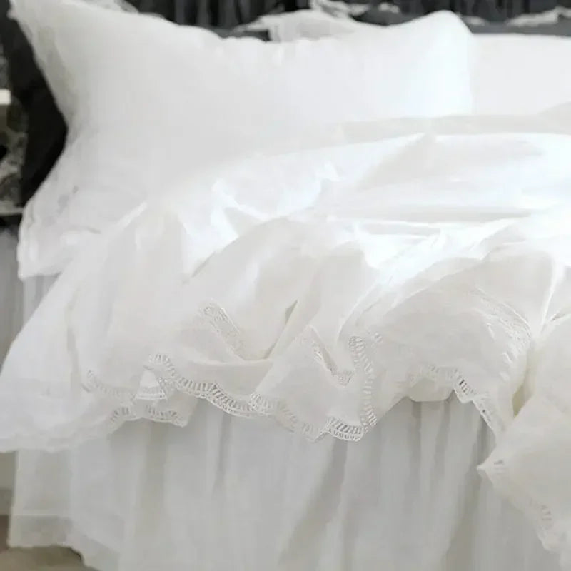 Détail de la dentelle brodée de la housse de couette blanche