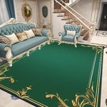 Un salon élégant et luxueux dans un style baroque, avec un canapé et des fauteuils en velours bleu clair, entourés de décorations dorées sur un tapis vert orné de motifs floraux.