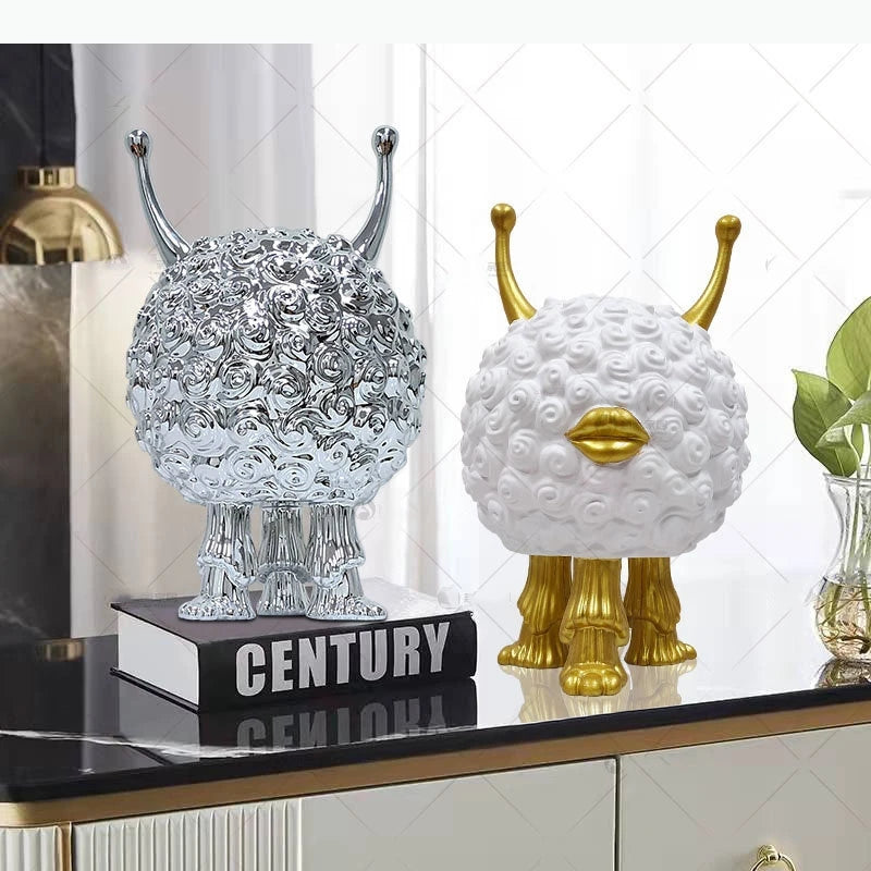 statuette décorative créature fantastique blanc or argent bleu magenta motif floral texture organique vase